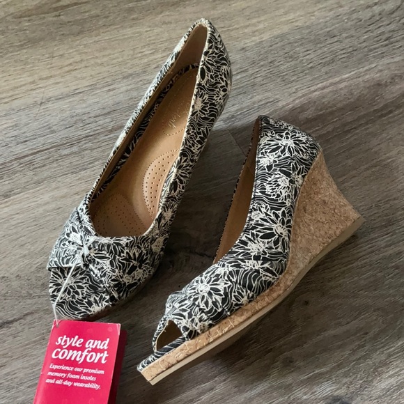 dexflex comfort Shoes - dexflex comfort Floral Black and Cream Wedge Sandals